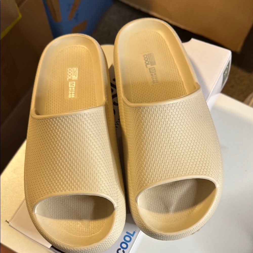 Light Tan Slide Sandals w 7.5-8.5 m 5.5-6.5
